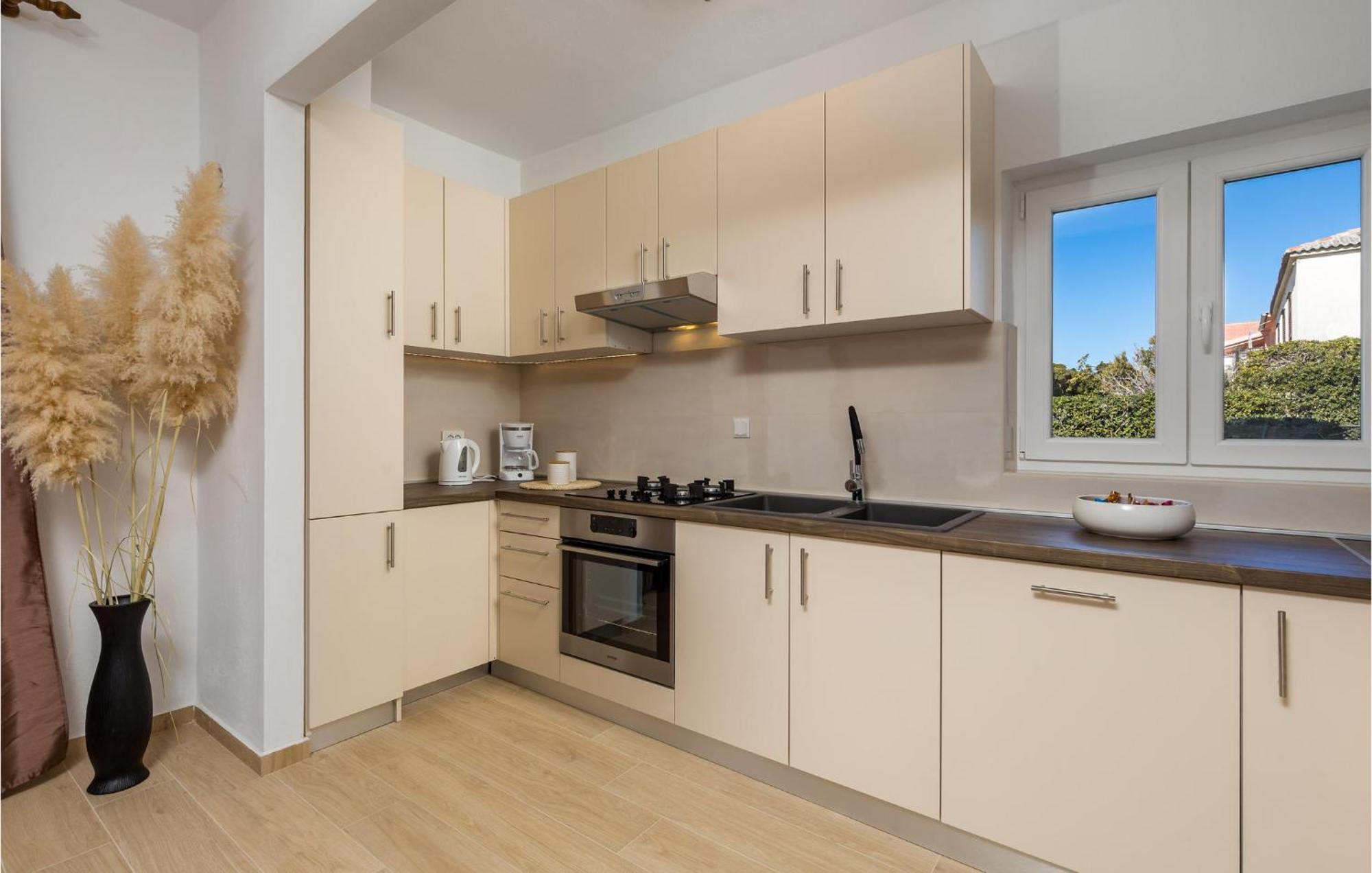 2 Bedroom Awesome Apartment In Pag Pag Town Exterior foto