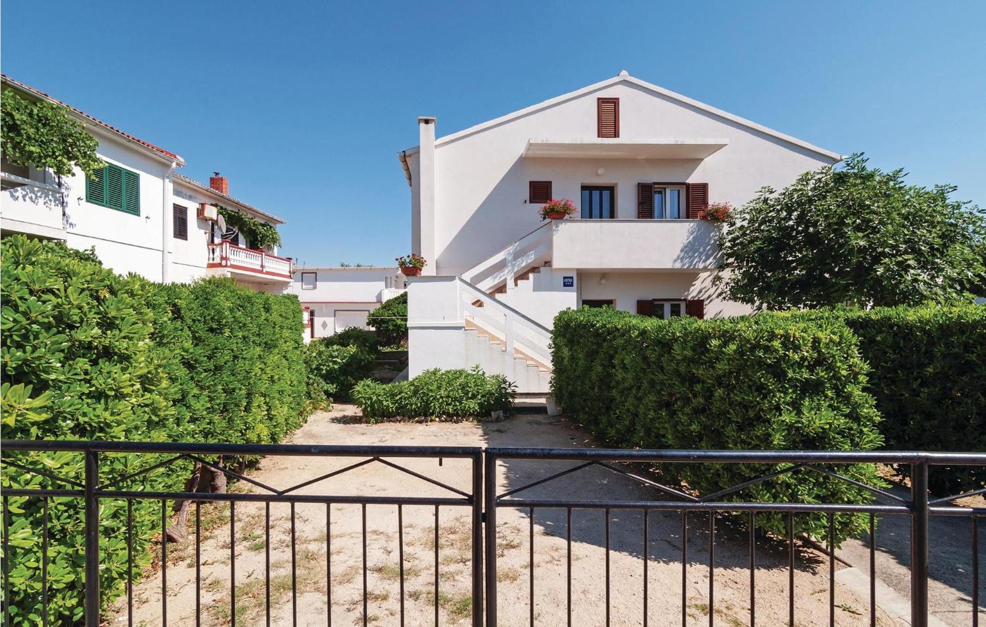 2 Bedroom Awesome Apartment In Pag Pag Town Exterior foto
